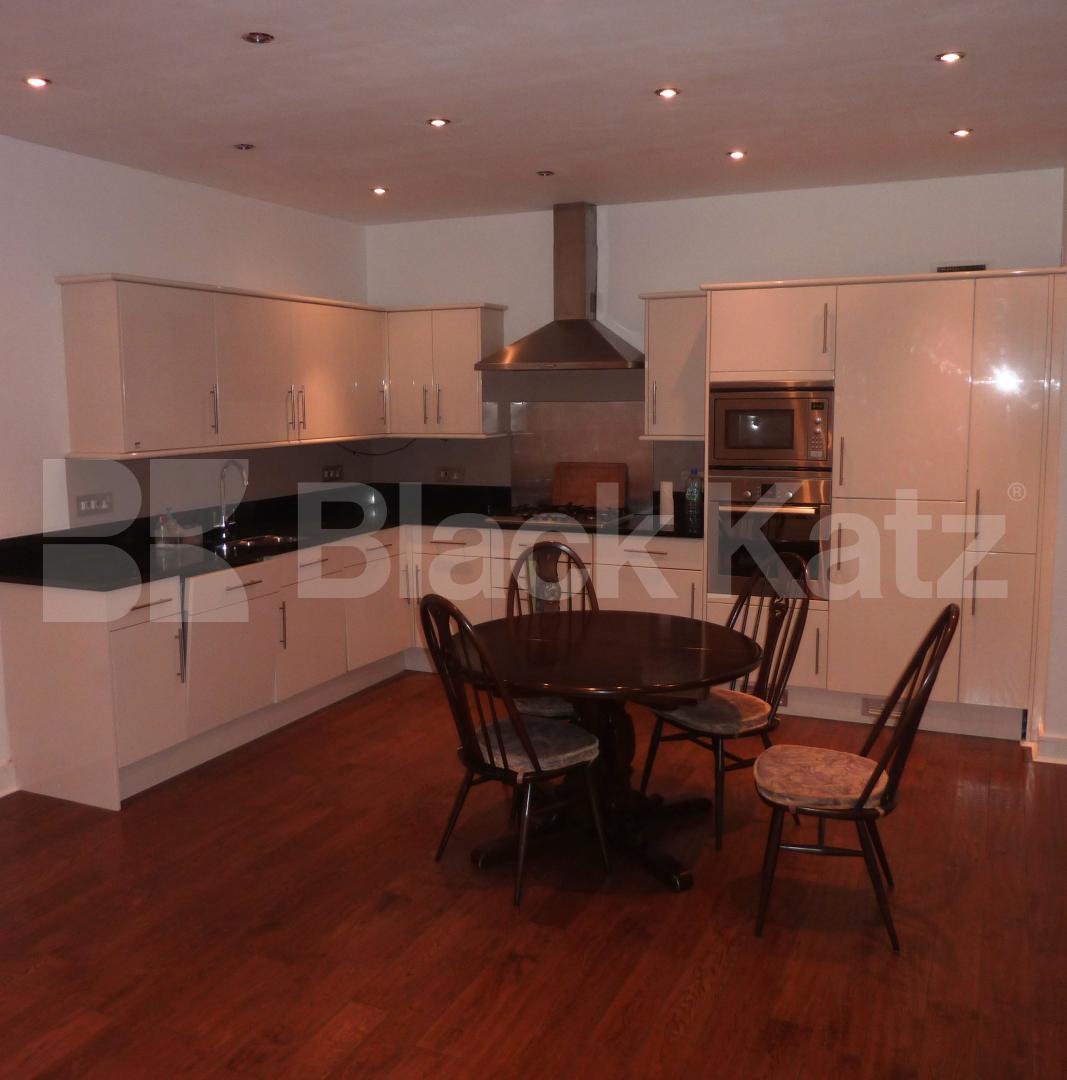 			SWIMMING POOL AND GYM!, 2 Bedroom, 1 bath, 1 reception Flat			 Westbourne Grove, BAYSWATER / WESTBOURNE GROVE